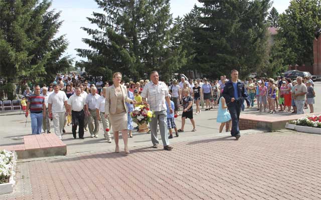 Возложение цветов к вечному огню